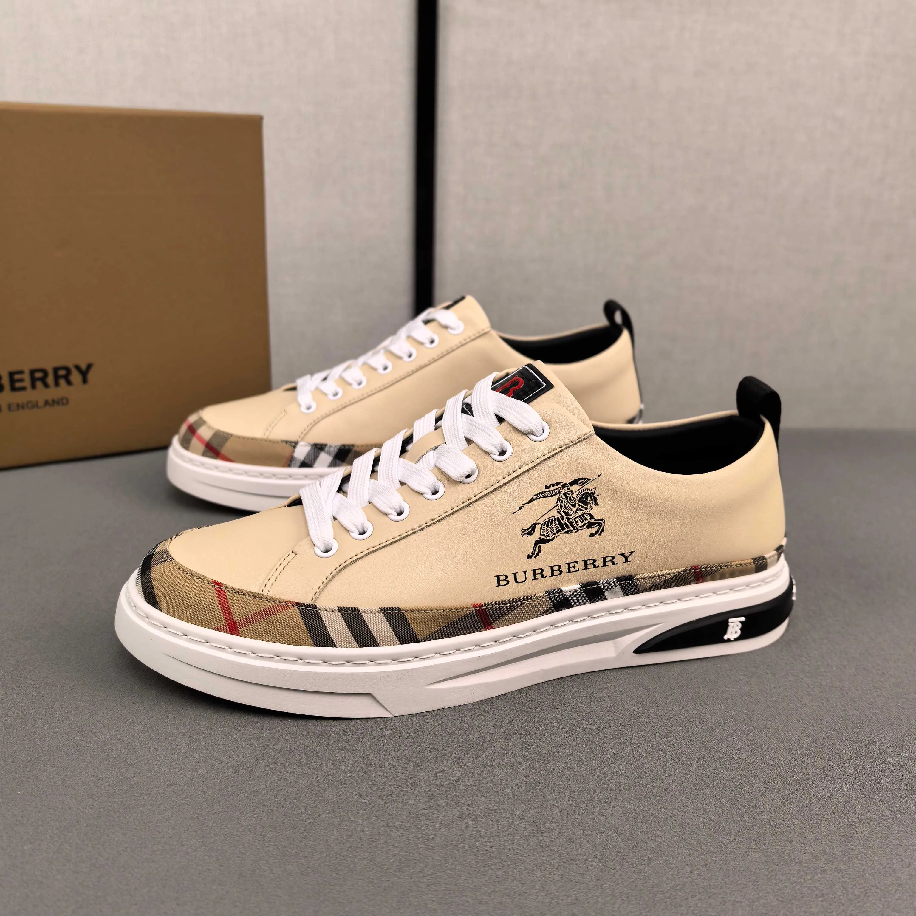 Burberry [Burberry] men's shoes 💰400💰. Fashionable sports and casual shoes, the upper is made of first-layer cowhide with plaid material, first-layer pigskin lining, and rubber outsole. Men's size 38-44.